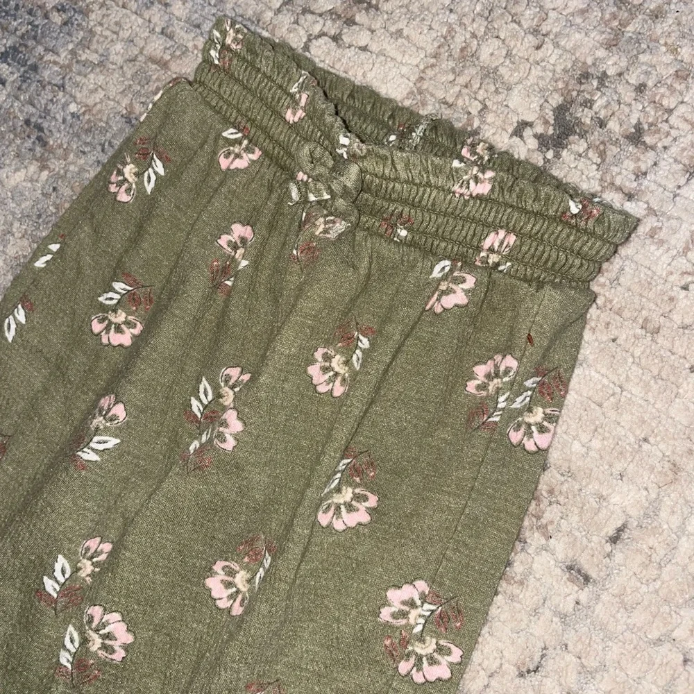 Carters floral pants size 6 months - Picture 2 of 3